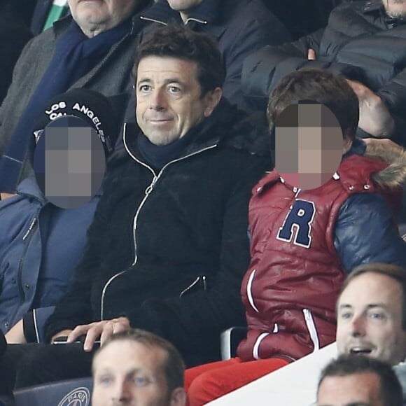 Patrick Bruel et ses enfants Oscar et Léon lors de la rencontre entre le Paris Saint-Germain et Saint-Etienne au Parc des Princes le 25 octobre 2015 à Paris