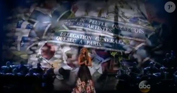 La chanteuse Céline Dion a rendu hommage aux victimes des attentats de Paris et Saint Denis, aux American Music Awards, le 22 novembre 2025 à Los Angeles