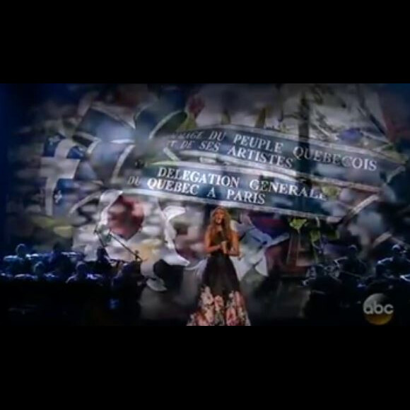 La chanteuse Céline Dion a rendu hommage aux victimes des attentats de Paris et Saint Denis, aux American Music Awards, le 22 novembre 2025 à Los Angeles