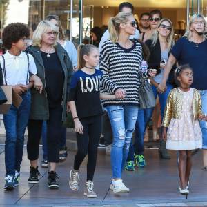 Heidi Klum fait du shopping au centre comercial The Grove avec ses parents Erna et Gunther et ses enfants Johan, Leni et Lou. Los Angeles, le 21 novembre 2015.