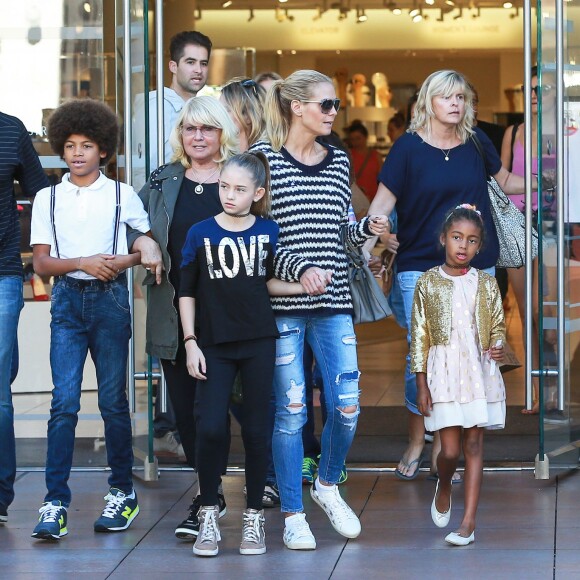 Heidi Klum fait du shopping au centre comercial The Grove avec ses parents Erna et Gunther et ses enfants Johan, Leni et Lou. Los Angeles, le 21 novembre 2015.