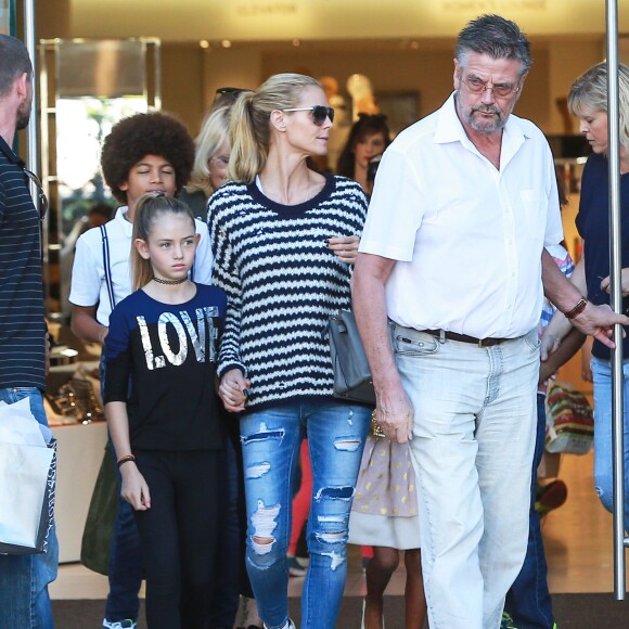 Heidi Klum fait du shopping au centre comercial The Grove avec ses parents Erna et Gunther et ses enfants Johan, Leni et Lou. Los Angeles, le 21 novembre 2015.