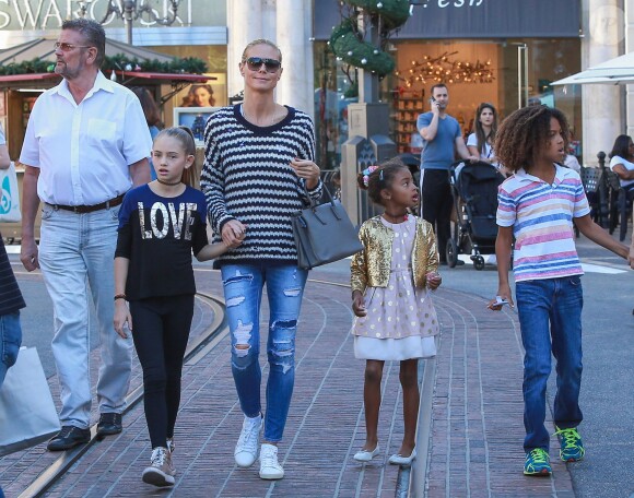 Heidi Klum en famille au centre comercial The Grove à Los Angeles, le 21 novembre 2015.