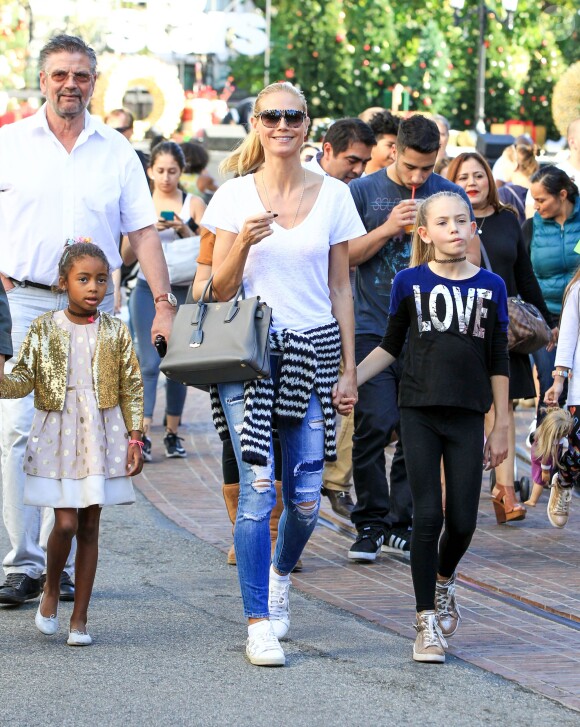 Heidi Klum fait du shopping au centre comercial The Grove avec ses parents Erna et Gunther et ses enfants Johan, Leni et Lou. Los Angeles, le 21 novembre 2015.