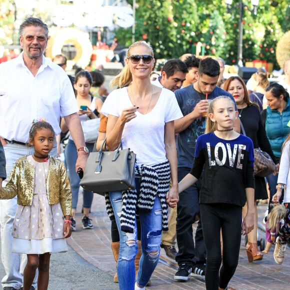 Heidi Klum fait du shopping au centre comercial The Grove avec ses parents Erna et Gunther et ses enfants Johan, Leni et Lou. Los Angeles, le 21 novembre 2015.