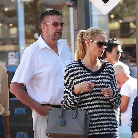 Heidi Klum fait du shopping au centre comercial The Grove avec ses parents Erna et Gunther et ses enfants Johan, Leni et Lou. Los Angeles, le 21 novembre 2015.