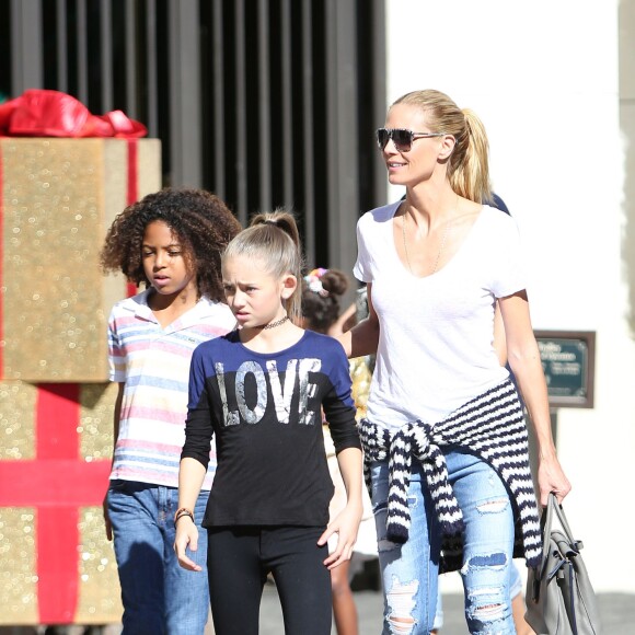 Heidi Klum fait du shopping au centre comercial The Grove avec ses parents Erna et Gunther et ses enfants Johan, Leni et Lou. Los Angeles, le 21 novembre 2015.