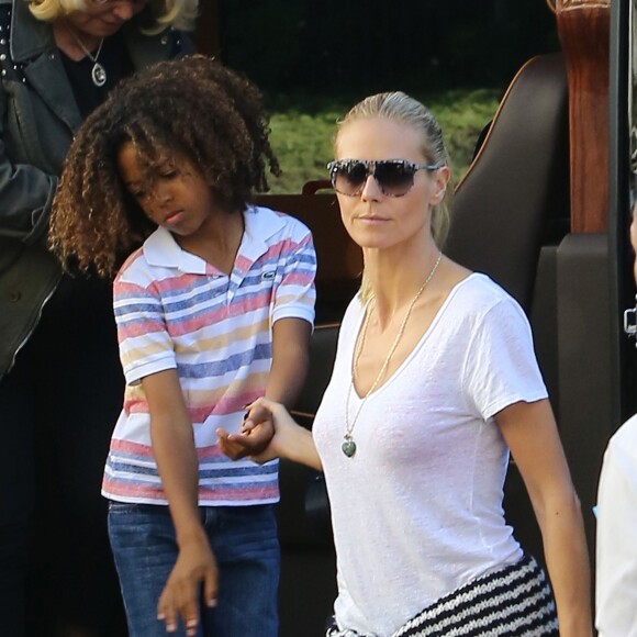 Heidi Klum fait du shopping au centre comercial The Grove avec ses parents Erna et Gunther et ses enfants Johan, Leni et Lou. Los Angeles, le 21 novembre 2015.