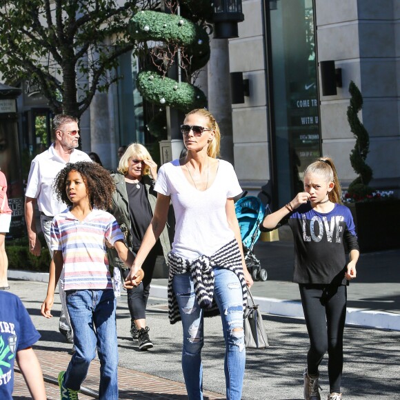 Heidi Klum fait du shopping au centre comercial The Grove avec ses parents Erna et Gunther et ses enfants Johan, Leni et Lou. Los Angeles, le 21 novembre 2015.