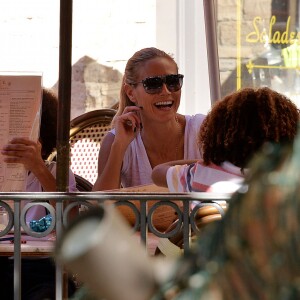 Heidi Klum déjeune en famille dans un restaurant du centre comercial The Grove. Los Angeles, le 21 novembre 2015.