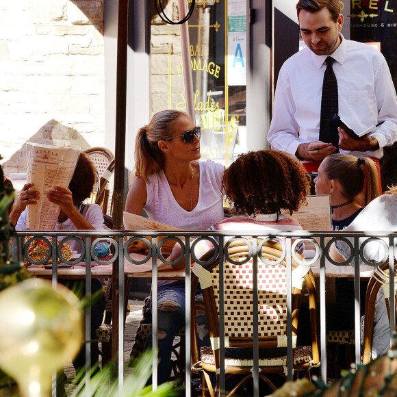 Heidi Klum fait du shopping au centre comercial The Grove avec ses parents Erna et Gunther et ses enfants Johan, Leni et Lou. Los Angeles, le 21 novembre 2015.