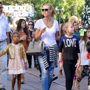 Heidi Klum fait du shopping au centre comercial The Grove avec ses parents Erna et Gunther et ses enfants Johan, Leni et Lou. Los Angeles, le 21 novembre 2015.