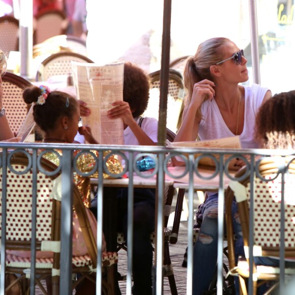 Heidi Klum fait du shopping au centre comercial The Grove avec ses parents Erna et Gunther et ses enfants Johan, Leni et Lou. Los Angeles, le 21 novembre 2015.