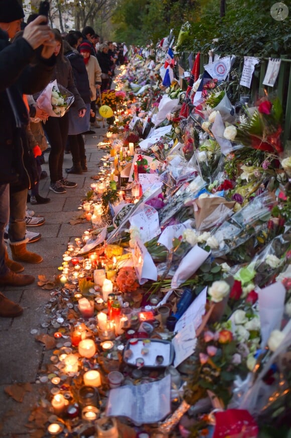 Hommage aux victimes des attentats de Paris une semaine après devant Le Bataclan le 22 novembre 2015.