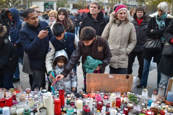 Hommage aux victimes des attentats de Paris une semaine après, Place de la République le 22 novembre 2015.