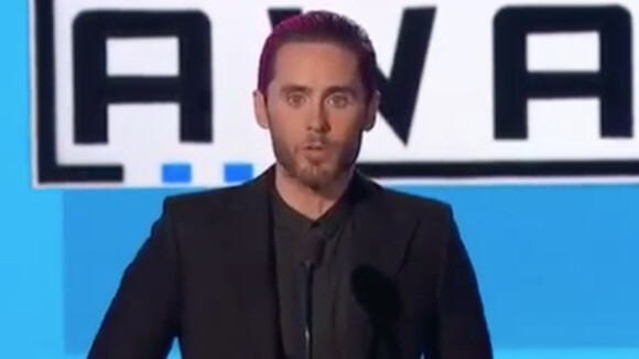 Jared Leto aux AMA 2015 : Émouvant hommage aux victimes des attentats de Paris