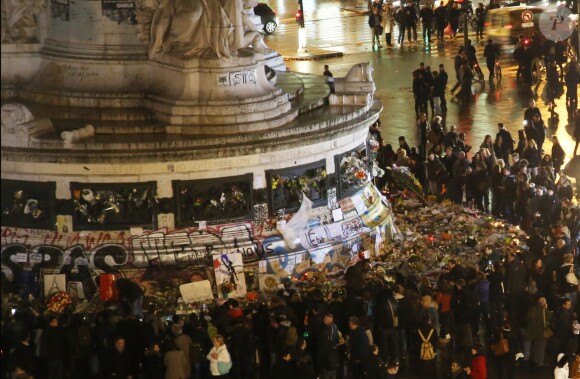 Illustration Place de la République - Illustration des hommages pour les victimes des attentats terroristes à Paris, le 17 novembre 2015. © Denis Guignebourg/Bestimage