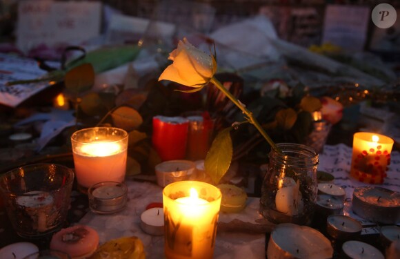 Illustration Place de la République - Illustration des hommages pour les victimes des attentats terroristes à Paris, le 17 novembre 2015. © Denis Guignebourg/Bestimage