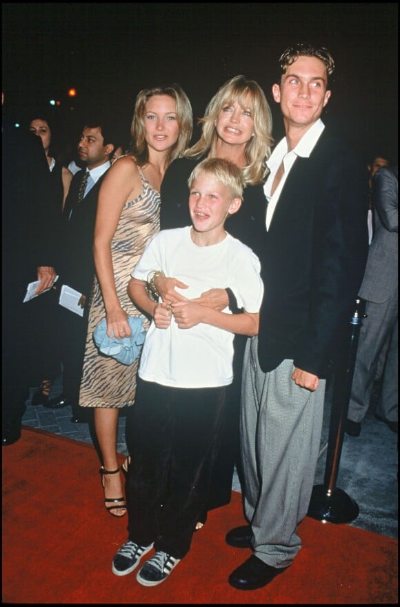 Goldie Hawn avec ses enfants - Oliver, Kate et Wyatt - à Los Angeles en 1996.