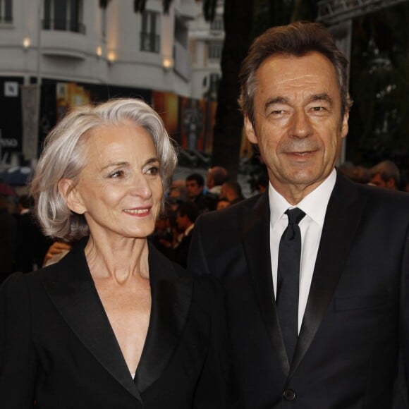 Michel Denisot et sa femme - Montée des marches pour la cérémonie de clôture du 65e festival de Cannes, le 27 mai 2012.