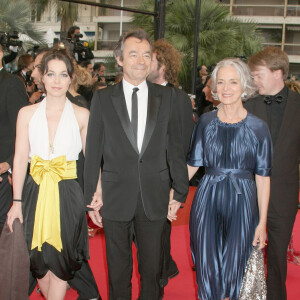 Michel Denisot, sa femme et sa fille Louise - Montée des marches pour la cérémonie de clôture du festival de Cannes en 2008.