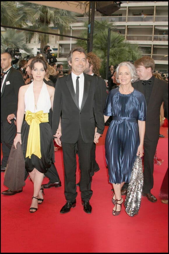 Michel Denisot, sa femme et sa fille Louise - Montée des marches pour la cérémonie de clôture du festival de Cannes en 2008.