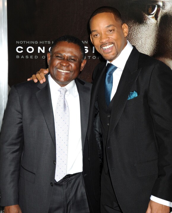 Dr. Bennett Omalu et Will Smith à Los Angeles pour l'avant-première du film Seul contre tous (Concussion) le 23 novembre 2015