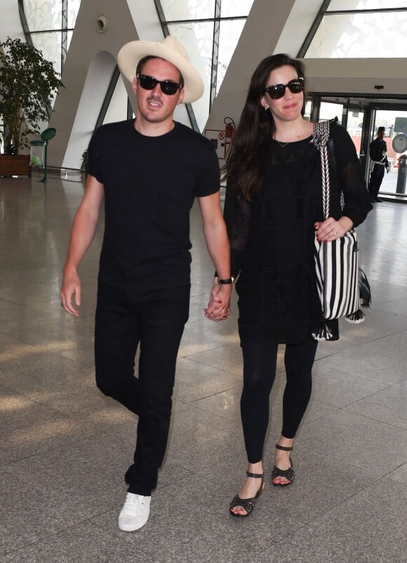 Liv Tyler et son compagnon Dave Gardner - People à l'aéroport de Marrakech après avoir célébré l'anniversaire de David Beckham (40 ans), le 3 mai 2015
