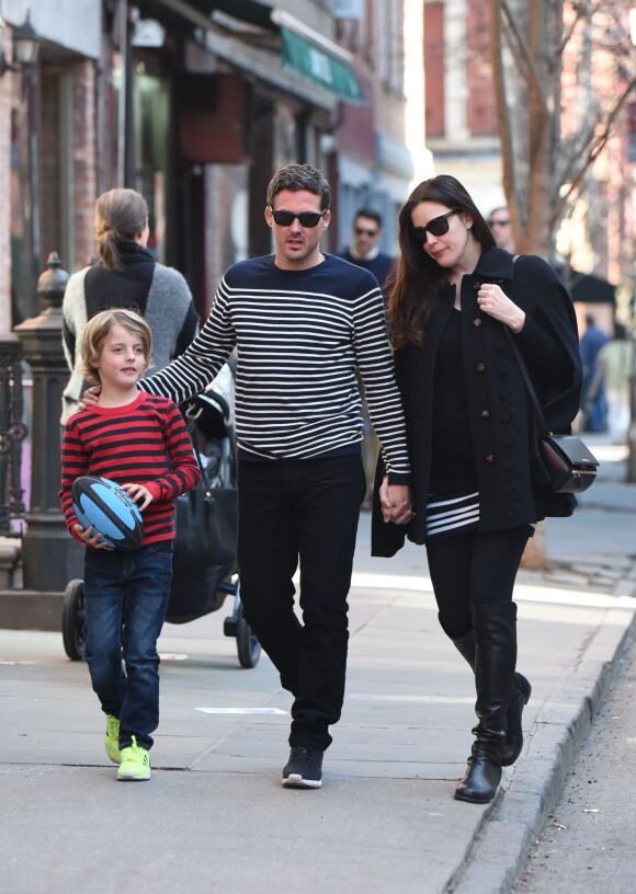 Liv Tyler avec son compagnon Dave Gardner et leurs fils Milo et Grey à la sortie de son domicile à New York, le 12 avril 2015