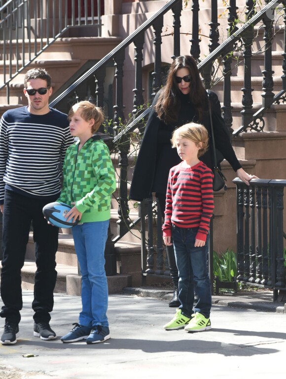 Liv Tyler avec son compagnon Dave Gardner et leurs fils Milo et Grey à la sortie de son domicile à New York, le 12 avril 2015