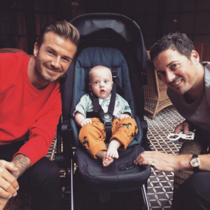 Le fils de Liv Tyler, Sailor, pose avec son papa David Gardner et son parrain David Beckham, été 2015.