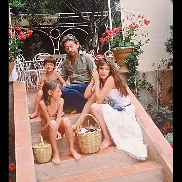 Serge Gainsbourg et Jane Birkin, avec Charlotte Gainsbourg et Kate Barry en 1977 à Saint-Tropez.