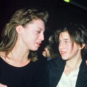 Serge Gainsbourg, Jane Birkin et Kate Barry félicitant Charlotte Gainsbourg aux César en 1986.