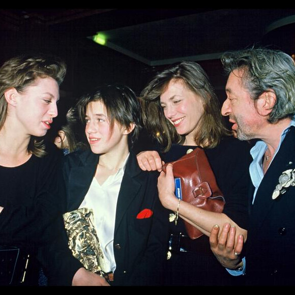 Serge Gainsbourg, Jane Birkin et Kate Barry félicitant Charlotte Gainsbourg aux César en 1986.