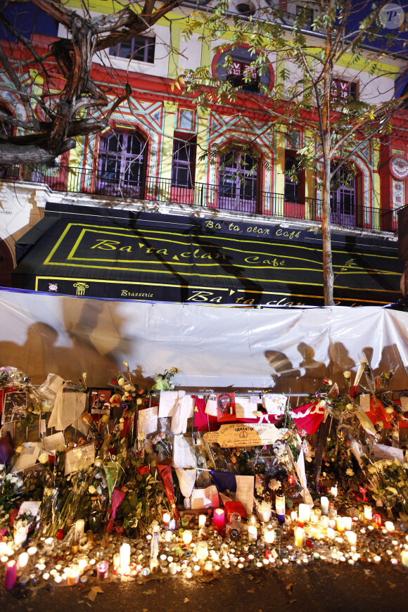 No web - No chaîne TV - Hommage aux victimes des attentats du 13 novembre 2015 devant le Bataclan à Paris, le 23 novembre 2015.