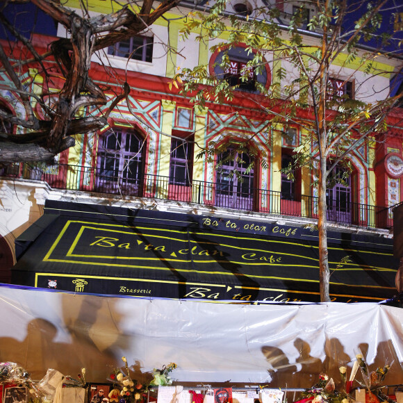 No web - No chaîne TV - Hommage aux victimes des attentats du 13 novembre 2015 devant le Bataclan à Paris, le 23 novembre 2015.