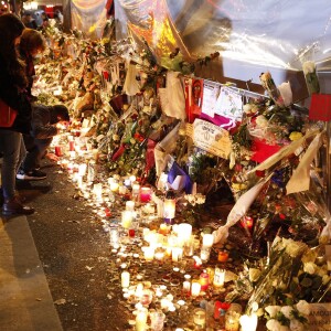 No web - No chaîne TV - Hommage aux victimes des attentats du 13 novembre 2015 devant le Bataclan à Paris, le 23 novembre 2015.