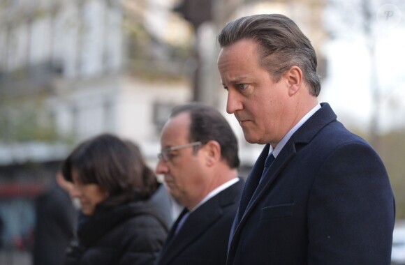 Le premier ministre David Cameron,le président François Hollande et la maire de Paris Anne Hidalgo déposent une gerbe au Bataclan en hommage aux victimes des attentats parisiens le 23 novembre 2015.