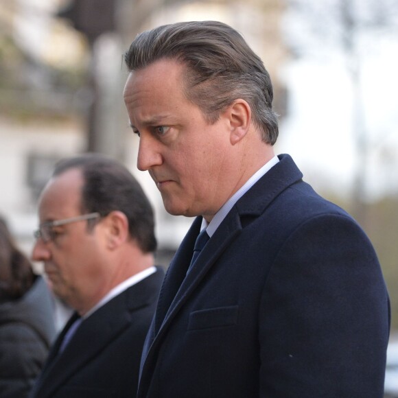 Le premier ministre David Cameron,le président François Hollande et la maire de Paris Anne Hidalgo déposent une gerbe au Bataclan en hommage aux victimes des attentats parisiens le 23 novembre 2015.