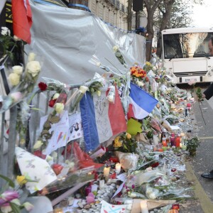 Le premier ministre David Cameron,le président François Hollande et la maire de Paris Anne Hidalgo déposent une gerbe au Bataclan en hommage aux victimes des attentats parisiens le 23 novembre 2015.