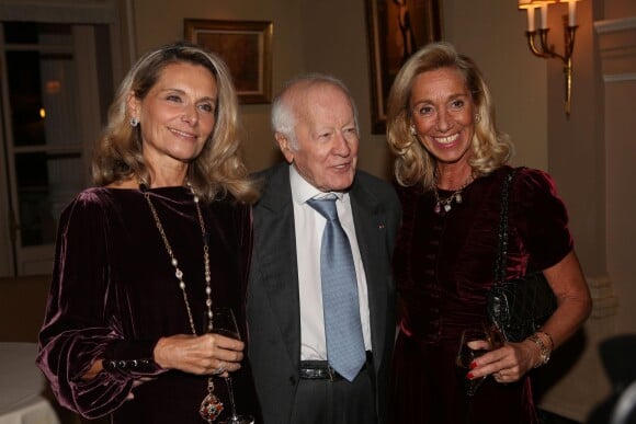 Jacques Chancel entouré de sa femme Martine (à gauche) et de sa soeur Jelly-Paule (à droite) à Paris, le 14 octobre 2013.