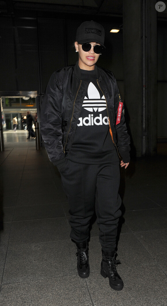 Rita Ora arrive à l'aéroport Heathrow de Londres depuis Berlin. Le 13 novembre 2015