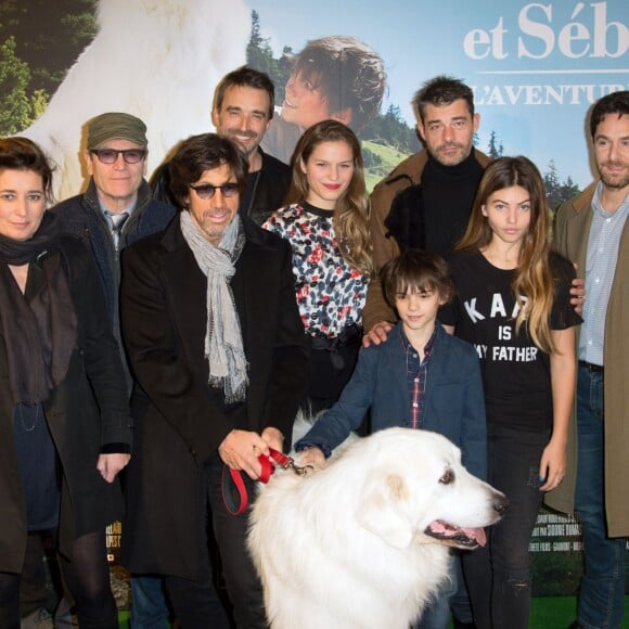 Thierry Neuvic, Tcheky Karyo, Margaux Chatelier, Christian Duguay, Félix Bossuet, Thylane Blondeau et Garfield (devenu "Belle" à l'écran) lors de la première du film "Belle et Sébastien : l'aventure continue" au Gaumont Opéra-Capucines à Paris, le 29 novembre 2015.