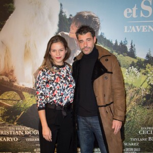 Thierry Neuvic et Margaux Chatelier lors de la première du film "Belle et Sébastien : l'aventure continue" au Gaumont Opéra-Capucines à Paris, le 29 novembre 2015.