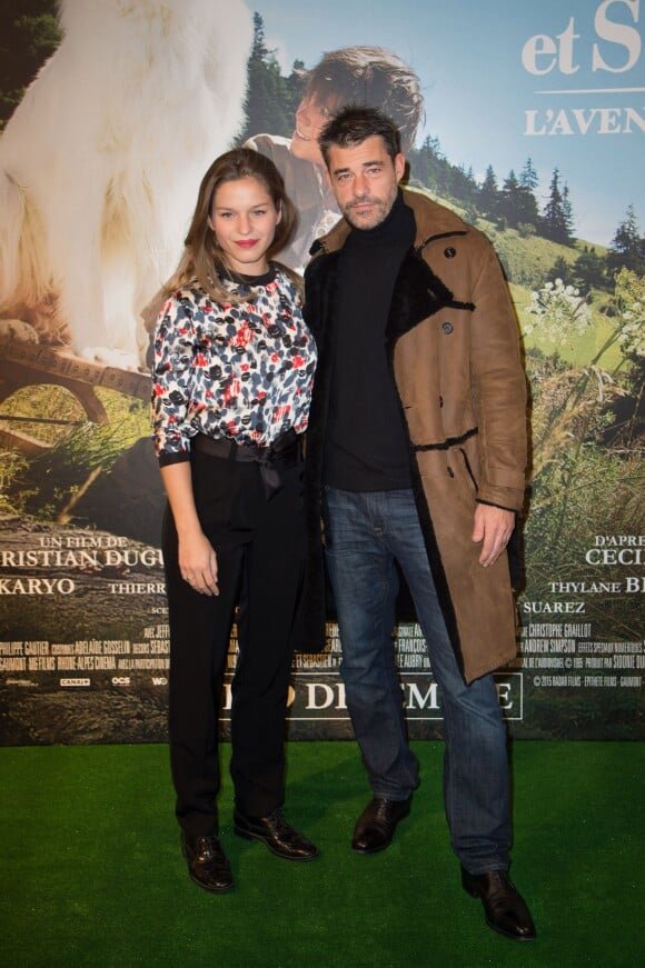 Thierry Neuvic et Margaux Chatelier lors de la première du film "Belle et Sébastien : l'aventure continue" au Gaumont Opéra-Capucines à Paris, le 29 novembre 2015.