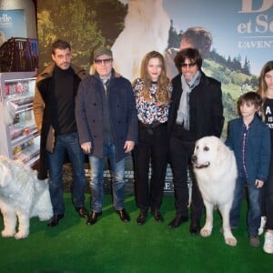 Thierry Neuvic, Tcheky Karyo, Margaux Chatelier, Christian Duguay, Félix Bossuet, Thylane Blondeau et Garfield (devenu "Belle" à l'écran) lors de la première du film "Belle et Sébastien : l'aventure continue" au Gaumont Opéra-Capucines à Paris, le 29 novembre 2015.