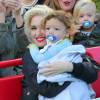 Gwen Stefani et son fils Apollo passent une journée à Disneyland. Anaheim, le 27 novembre 2015.