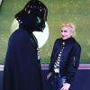Gwen Stefani intimidée face à Darth Vador lors de son après-midi en famille à Disneyland. Anaheim, le 27 novembre 2015.