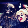 Chewbacca et Gwen Stefani à Disneyland. Anaheim, le 27 novembre 2015.