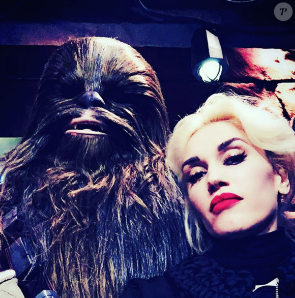 Chewbacca et Gwen Stefani à Disneyland. Anaheim, le 27 novembre 2015.